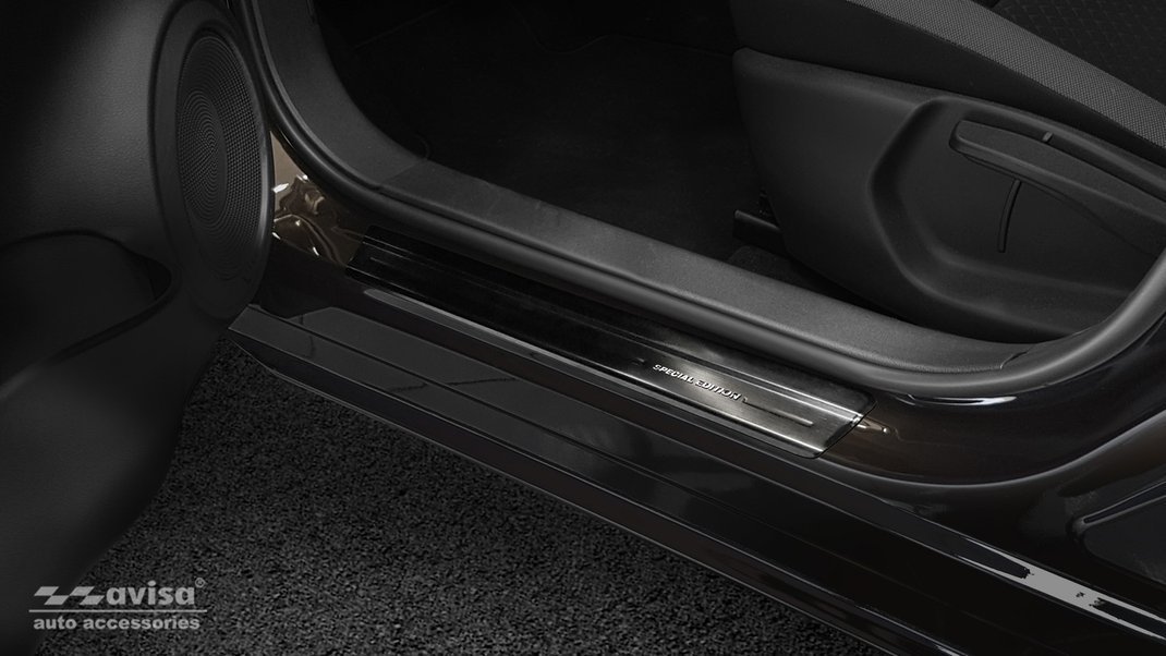 Czarne nakładki na progi do Nissan Juke 2