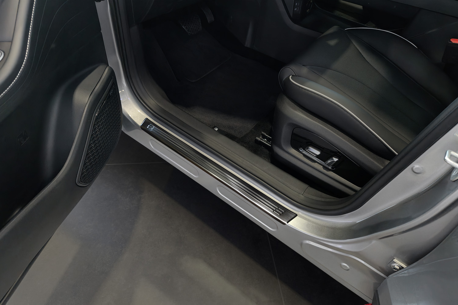 Nakładki na progi do Omoda 5