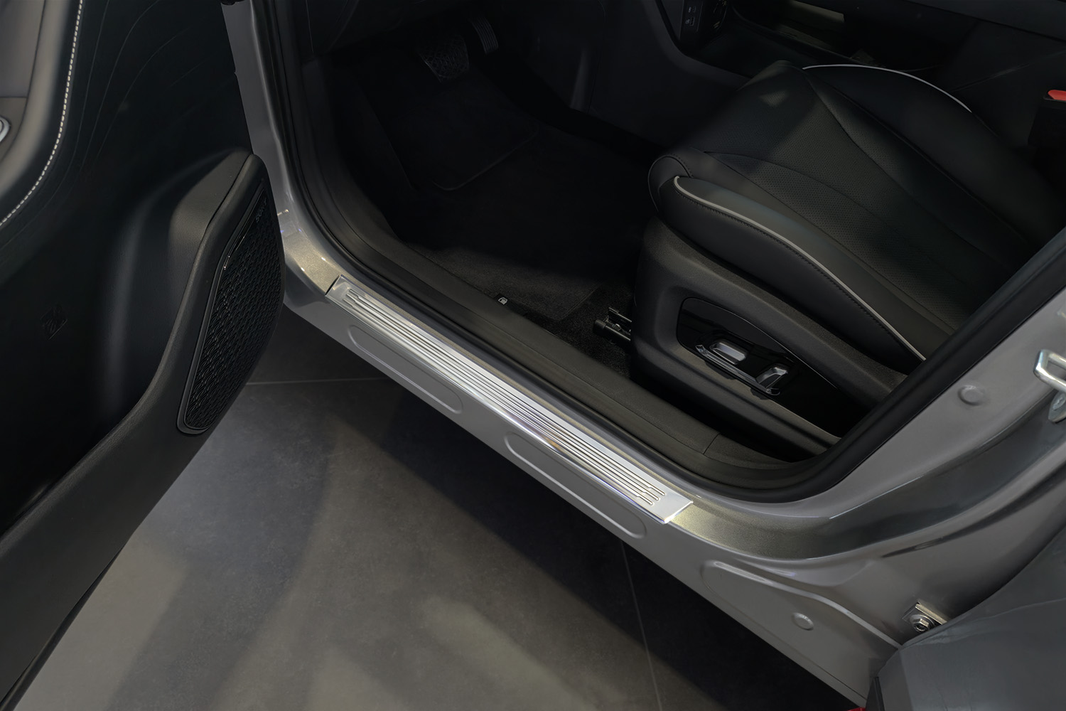 Nakładki na progi do Omoda 5