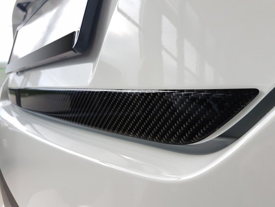 Listwa ozdobna na klapę bagażnika Nissan Micra Carbon 