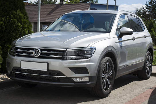 Nakładka na zderzak tylny do Volkswagen Tiguan 2 Carbon (czarny)